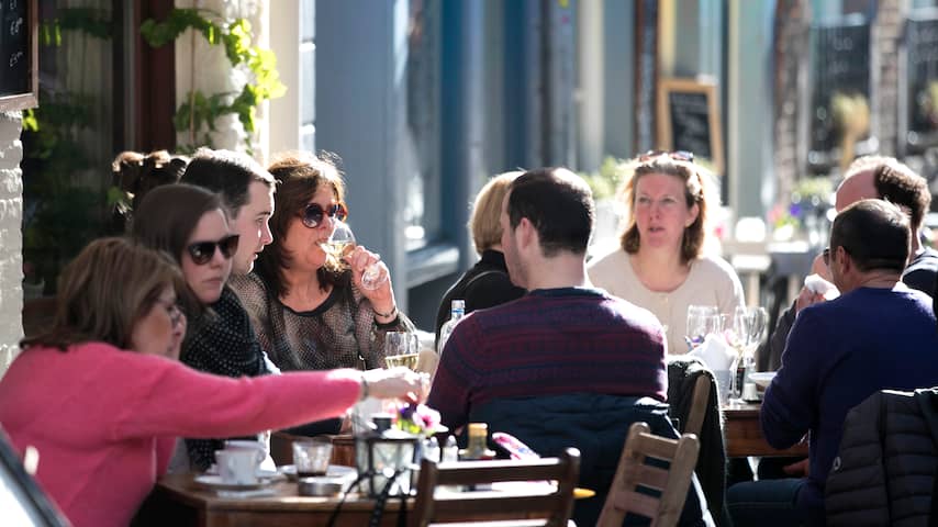 Terrasetiquette: 'Roddel niet te luid als je mensen gaat kijken'