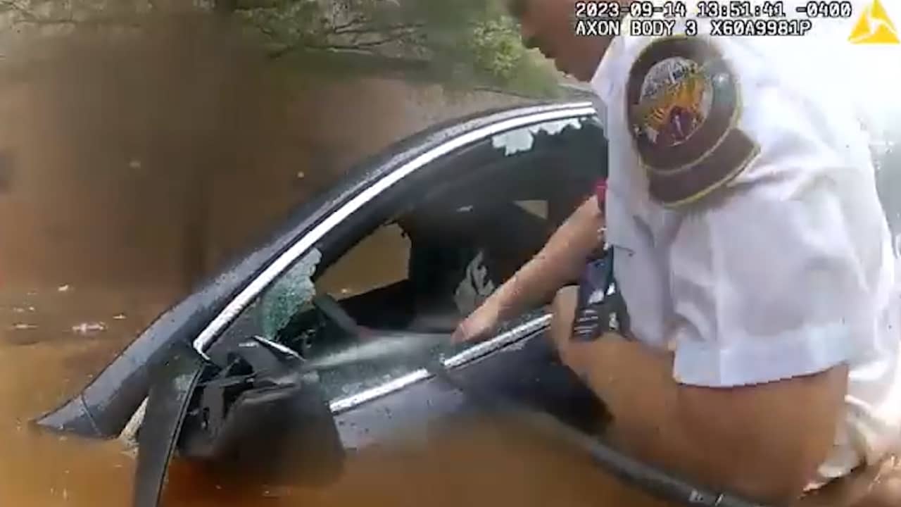 Beeld uit video: Politie redt Amerikaan uit zinkende auto