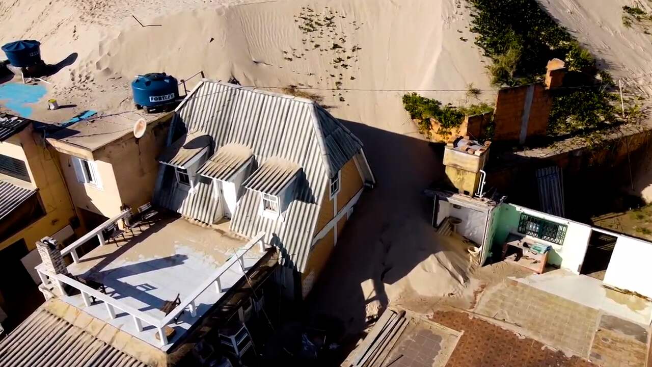 Beeld uit video: Wind begraaft huizen in Brazilië onder grote hoeveelheid zand