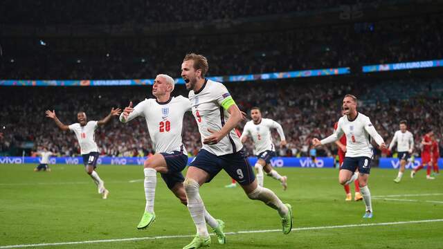 De Engelse spelers juichen na de winnende goal tegen Denemarken.
