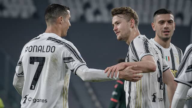 Matthijs de Ligt feliciteert Cristiano Ronaldo.