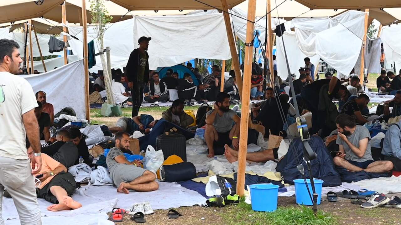 Beeld uit video: Honderden asielzoekers slapen opnieuw buiten in Ter Apel