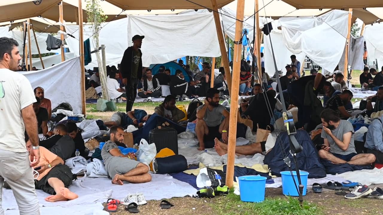 Image from video: Hundreds of asylum seekers are once again sleeping outside in Ter Apel