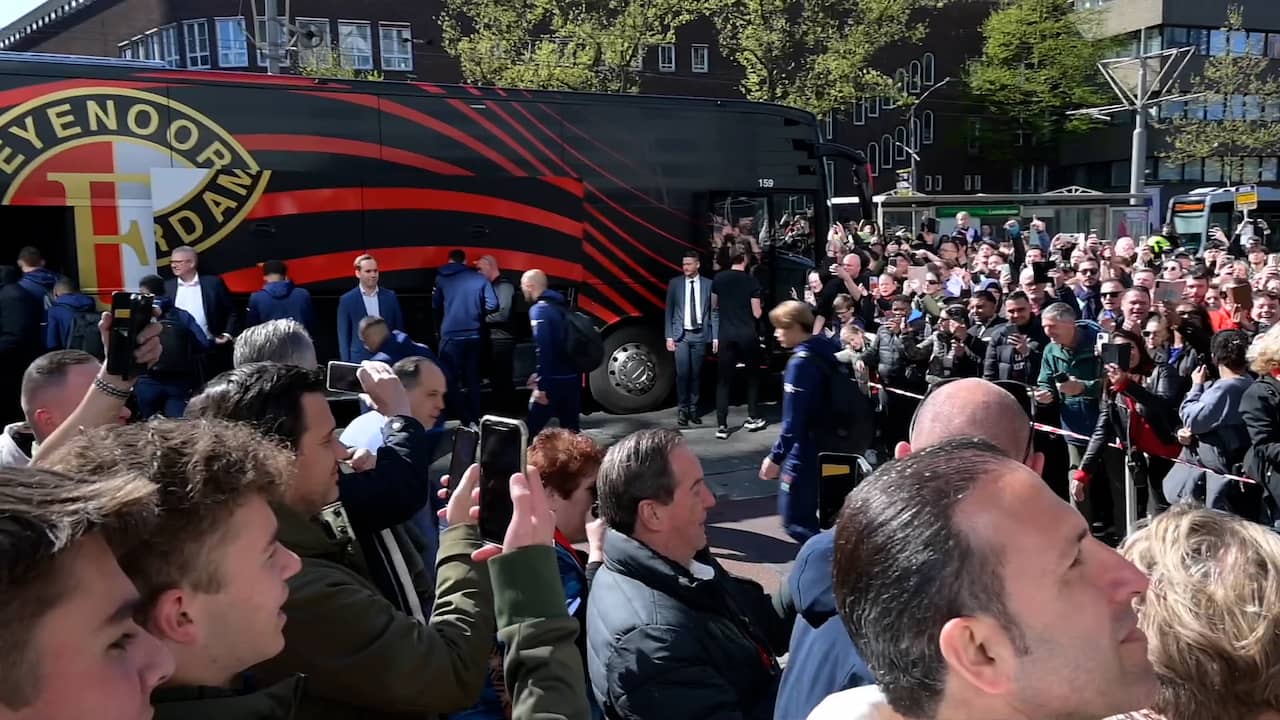 Honderden Feyenoord-supporters Zwaaien Spelersbus Uit | NU.nl