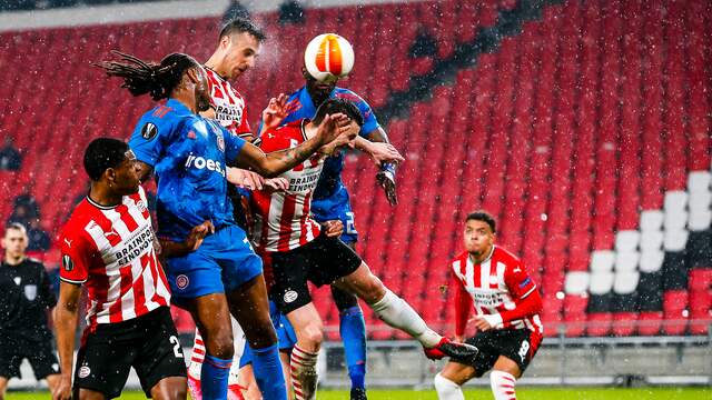 Eran Zahavi scoorde in de eerste helft twee keer voor PSV.