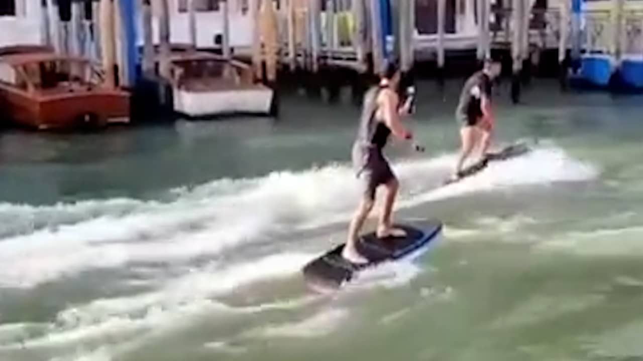 Beeld uit video: Australiërs surfen elektrisch door Venetië en krijgen forse boete