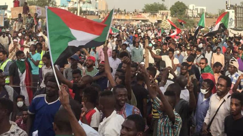 'President Soedan treedt onder druk van leger af, protest in hoofdstad'
