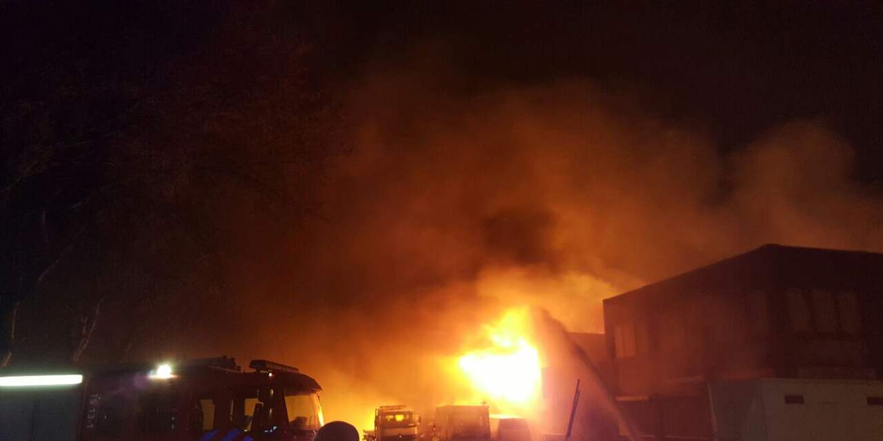 Grote brand bij autosloperij in Vlaardingen