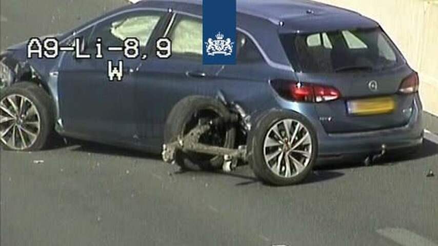 Auto verliest achteras bij ongeluk op de A9 bij Holendrecht