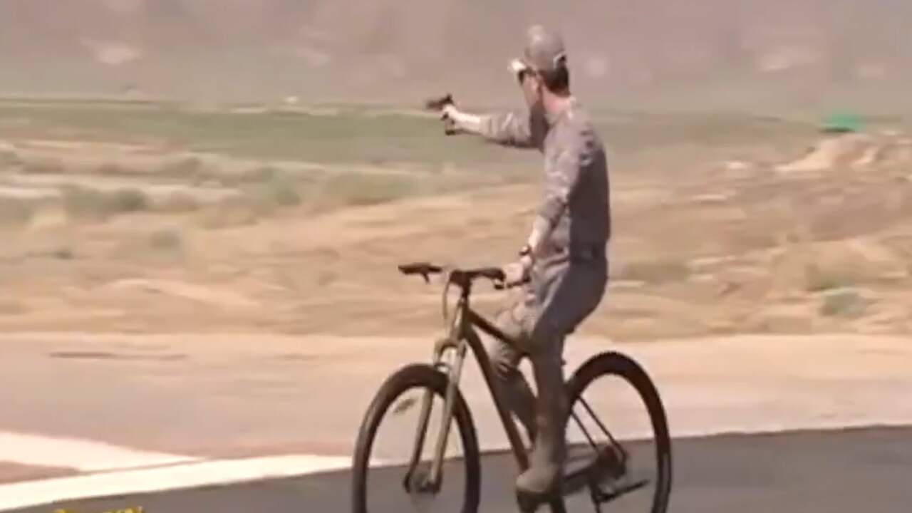 Beeld uit video: President Turkmenistan beschiet fietsend drie doelen
