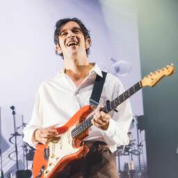 Maleisië breekt festival af na zoen tussen frontman en bassist The 1975