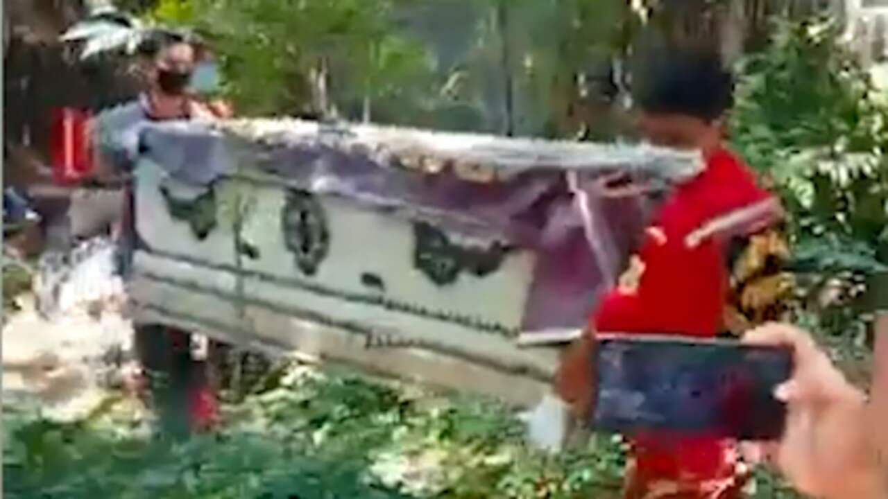Beeld uit video: Thaise autoriteiten halen dode vrouw na 21 jaar uit huis