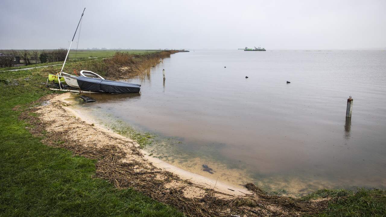 Boot op Markermeer omgeslagen, zoektocht naar opvarende maandag hervat