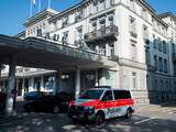 Volgens internationale media worden meer dan tien officials verdacht, maar slechts zes van hen zouden in het Baur au Lac Hotel in Zürich aanwezig zijn waar de functionarissen verbleven voor de jaarlijkse vergadering van de FIFA.

