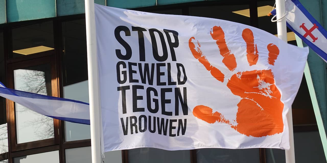 Standbeelden in Haarlem krijgen oranje sjaal tegen vrouwengeweld