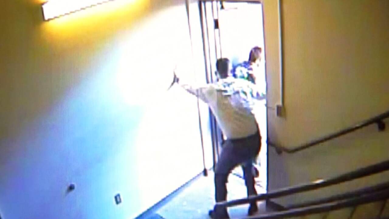 Beeld uit video: Rechter in VS achtervolgt vluchtende verdachten uit rechtszaal