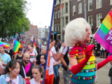 Het krioelt van de regenboogvlaggen in Amsterdam tijdens Pride Walk