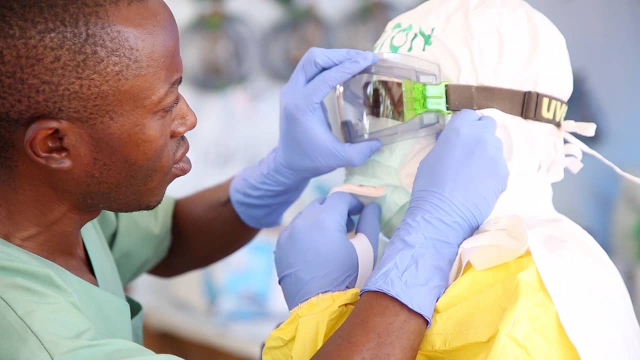 Beeld uit video: Zo werkt een Congolese arts in een behandelcentrum voor ebola