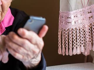 Oude vrouw smartphone bejaarde
