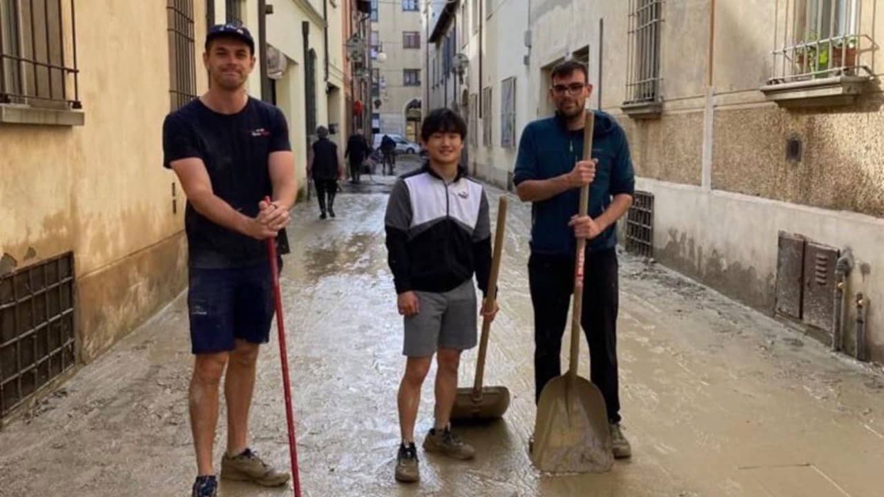 Il pilota di F1 Tsunoda aiuta a ripulire le strade allagate in Italia |  Formula 1