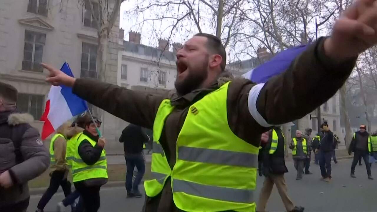 Beeld uit video: Opnieuw groot protest 'Gele Hesjes' in Parijs