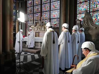 Eerste mis in Notre-Dame gehouden na verwoestende brand