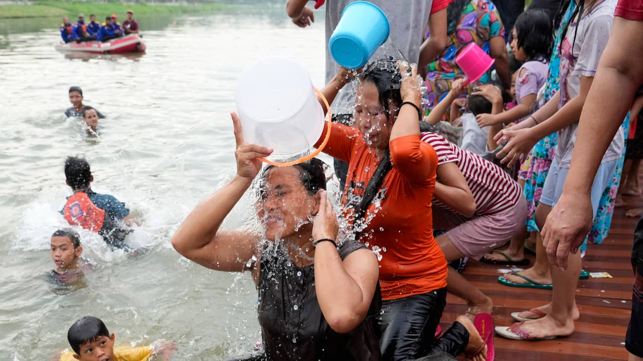 Jawa, Indonesia: Orang dewasa secara simbolis mandi di Sungai Sisadien untuk persiapan Ramadhan.