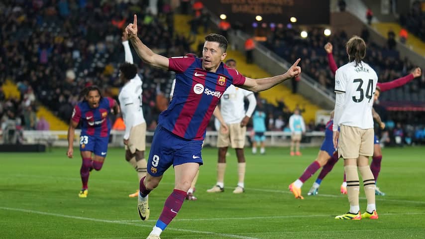 Hattrick Lewandowski helpt Barcelona aan zege in wedstrijd vol keepersflaters
