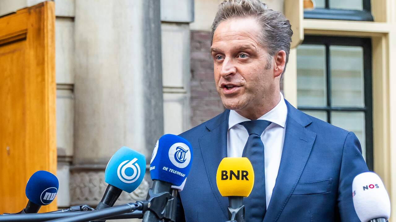 Beeld uit video: De Jonge: 'Voorzichtig kijken naar versoepelingen in december'