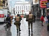 De Belgische politie loopt door de straten van Brussel.