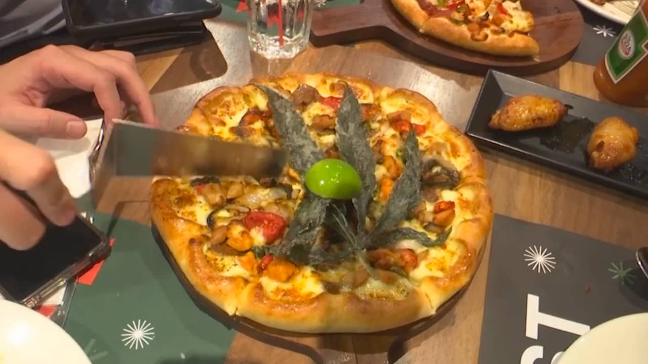 Beeld uit video: Thais fastfoodrestaurant serveert pizza met cannabis