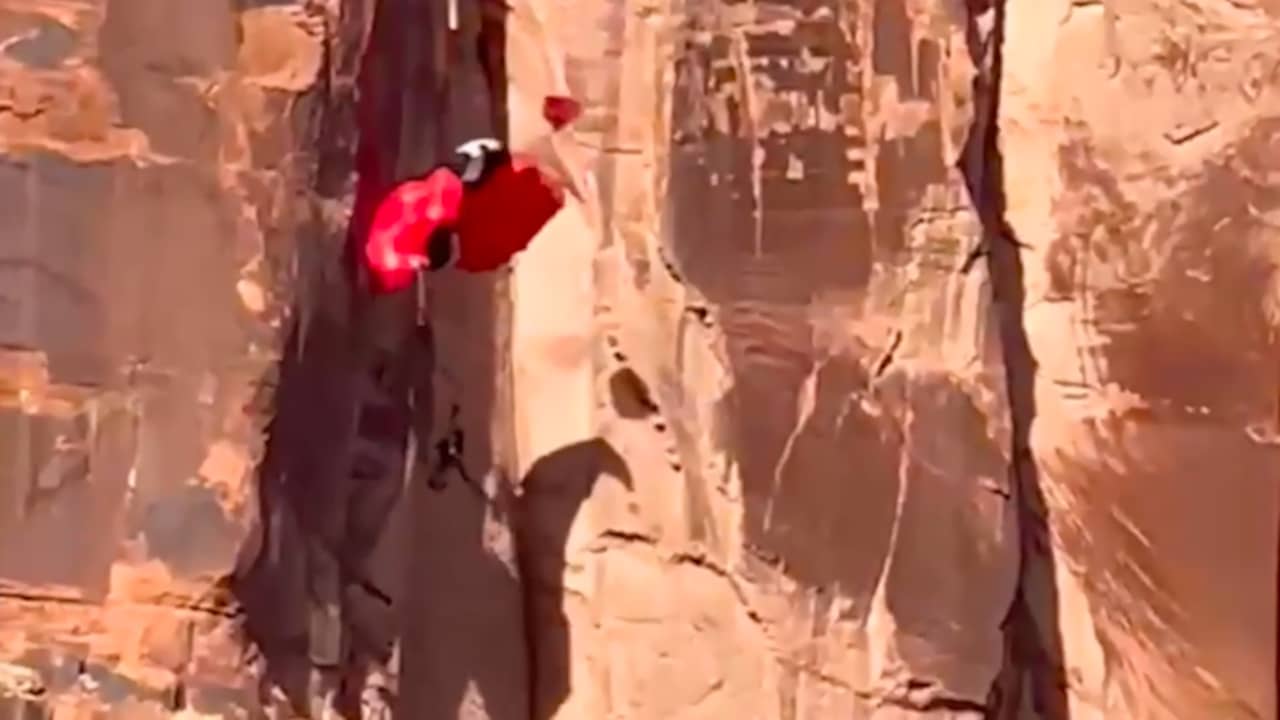 Beeld uit video: Basejumper in VS botst tegen bergwand na mislukte sprong