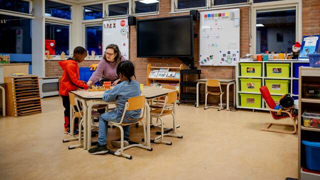 Bijlessen kunnen volgens minister Slob ook in vakanties of in het weekend worden gegeven.