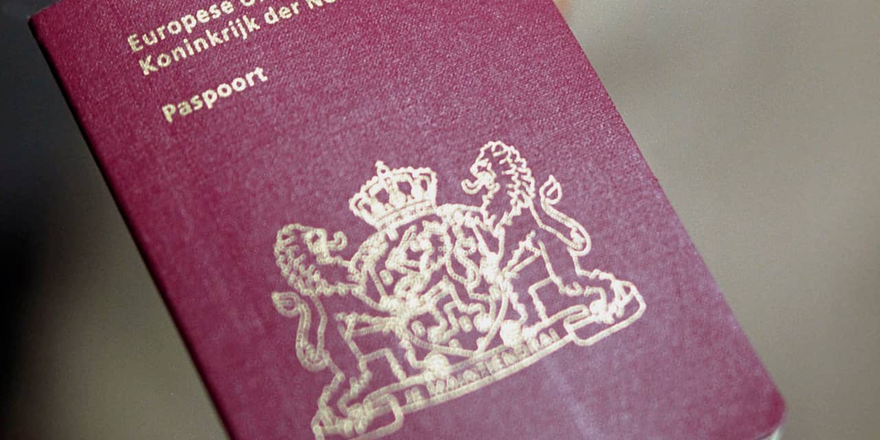 Politie houdt man aan met gestolen paspoorten en ID-bewijzen in rugzak