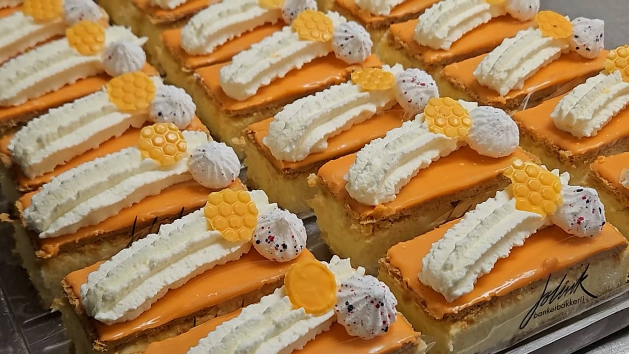 Beeld uit video: Kijkje in de keuken: deze bakker maakt 15.000 tompoucen voor Koningsdag