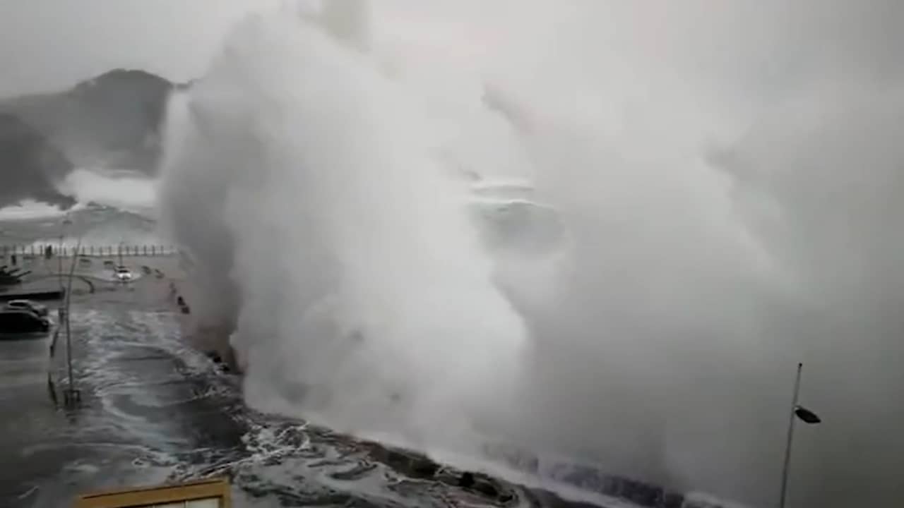 Beeld uit video: Gigantische golven slaan op Spaanse kust