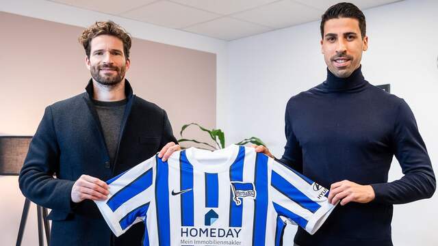 Sami Khedira (rechts) poseert met het shirt van Hertha BSC.