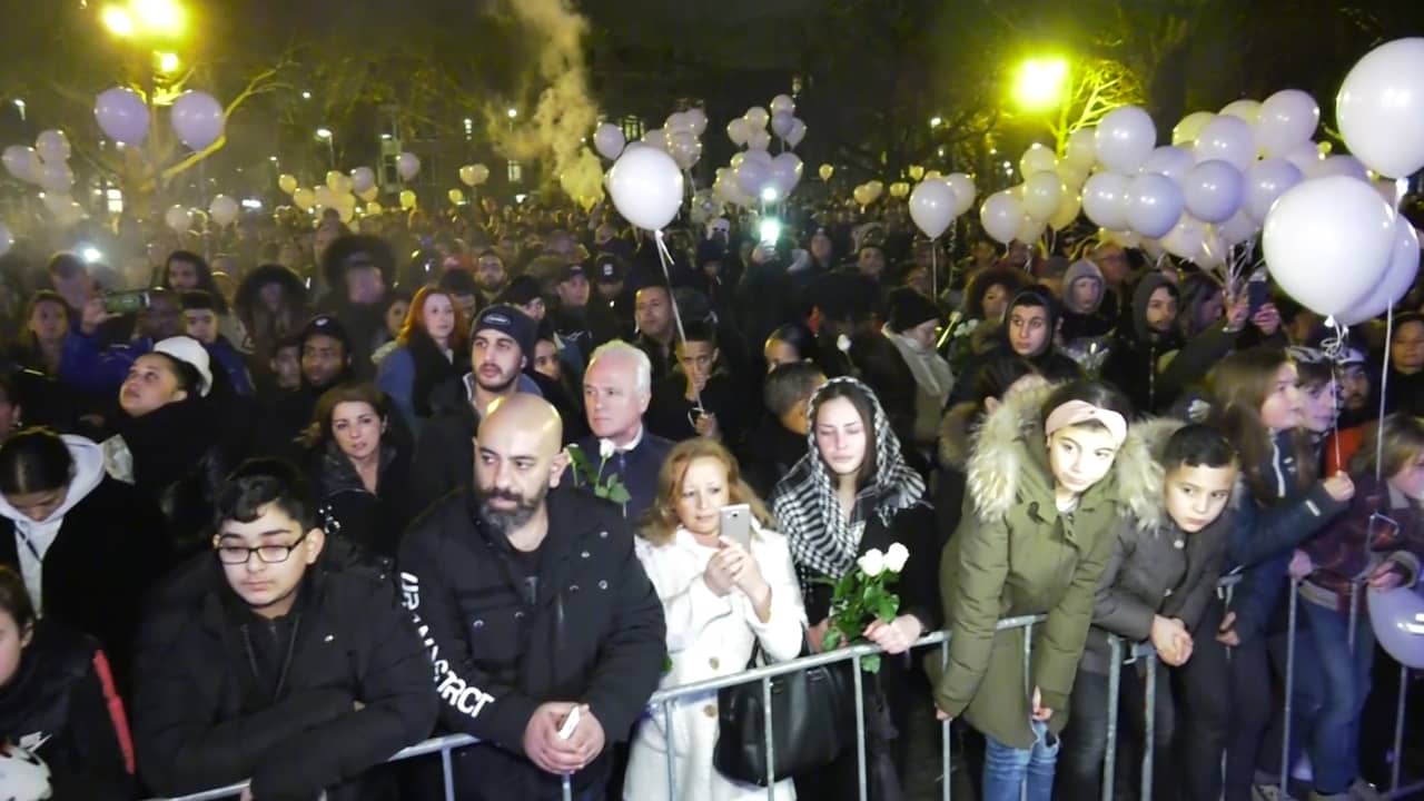 Honderden mensen aanwezig bij eerbetoon rapper Feis in Rotterdam ...