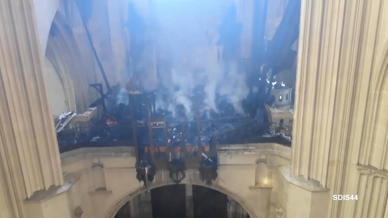 Beeld uit video: Drone filmt schade na brand in historische kathedraal van Nantes