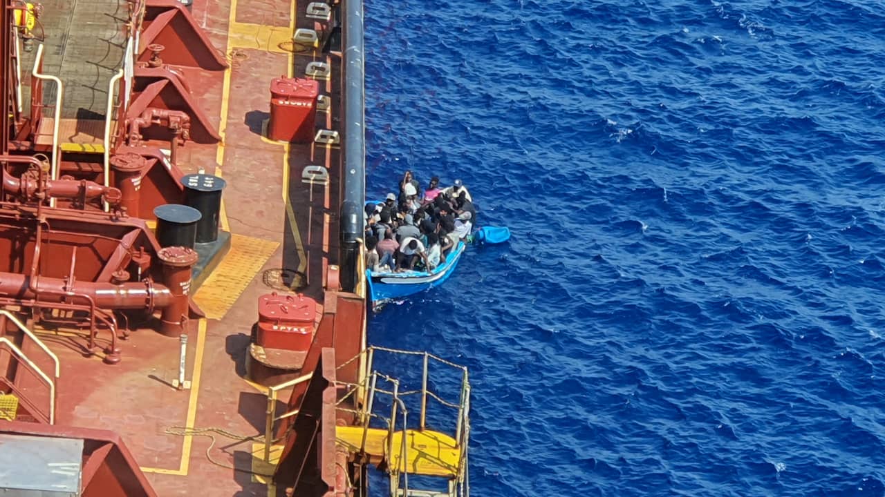 Group of 27 refugees admitted to Italy after 40 days at sea |  NOW