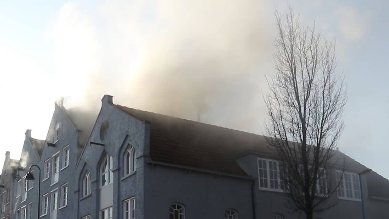 Beeld uit video: Donkere rookwolken komen uit oud pand in Maassluis