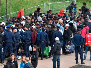 Politie Parijs begint met ontruimen groot migrantenkamp