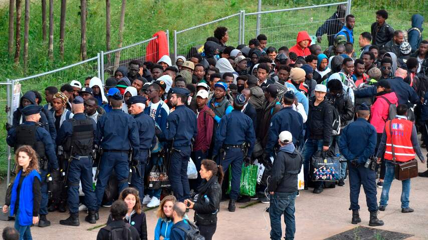 Politie Parijs begint met ontruimen groot migrantenkamp