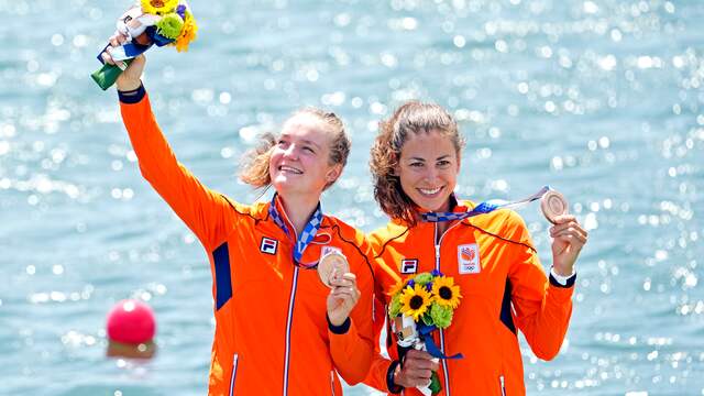 Marieke Keijser en Ilse Paulis op het podium.