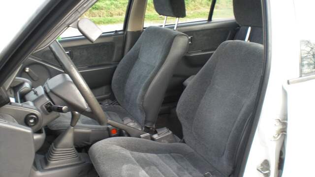 Naast de voorruit prijkt de bevestiging van de automatische gordel.
