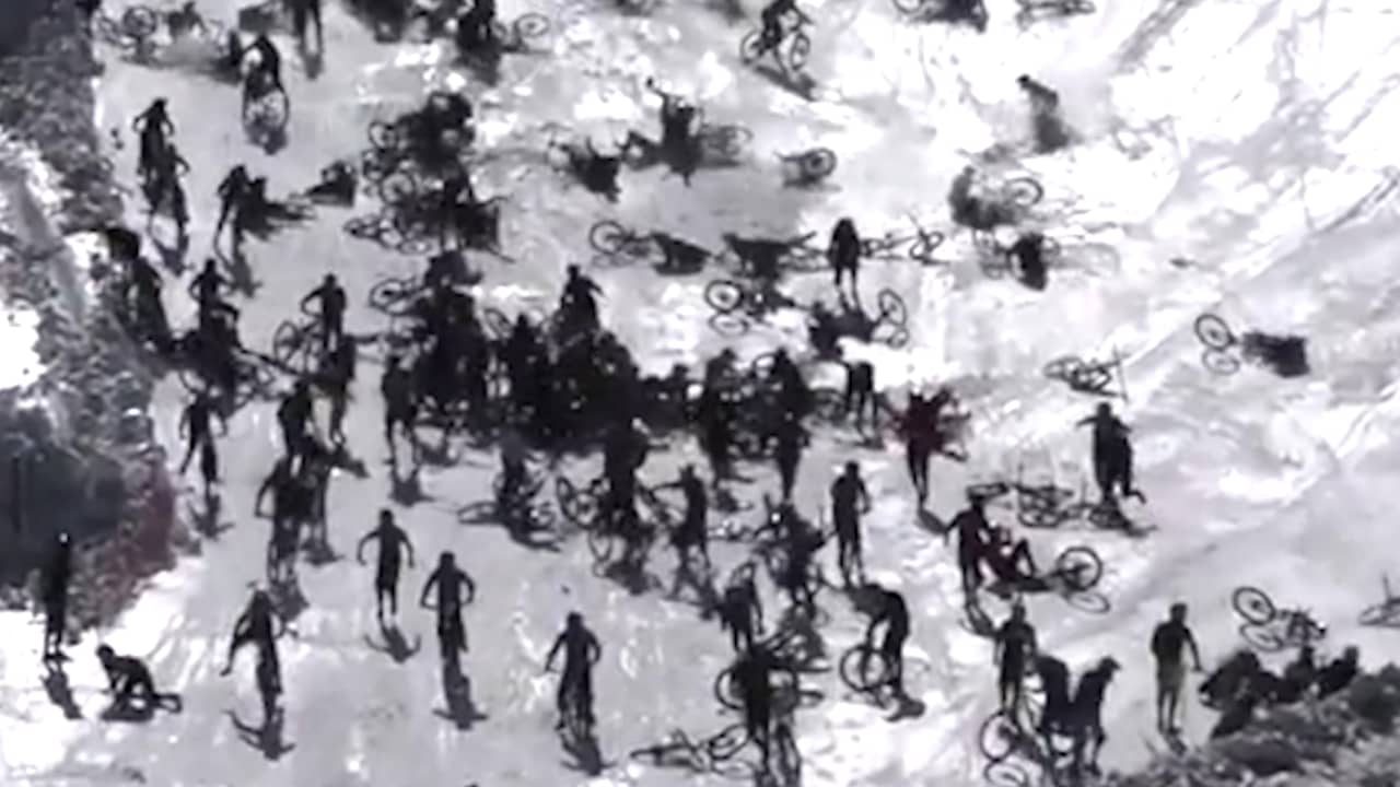 Beeld uit video: Honderden mountainbikers onderuit bij wedstrijd op Franse piste