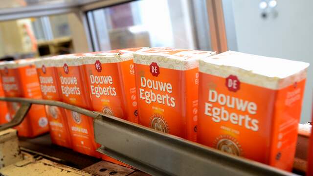 Onder meer het moederbedrijf van Douwe Egberts koopt uit voorzorg extra koffiebonen in.