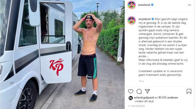 Enzo Knol staat naast de opengebroken camper. Instagram/Enzo Knol