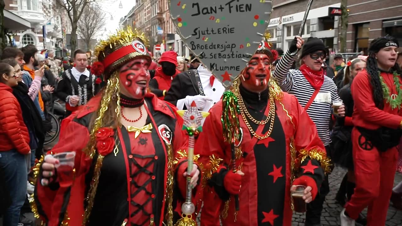 Beeld uit video: Bijzondere kostuums en duurdere biertjes: Maastricht viert carnaval