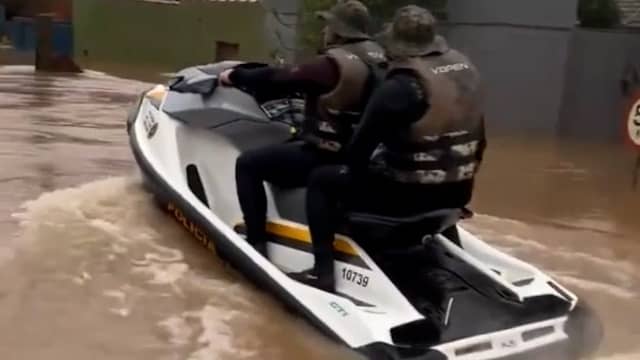 Braziliaans leger zet waterscooters in om ondergelopen huizen te bereiken